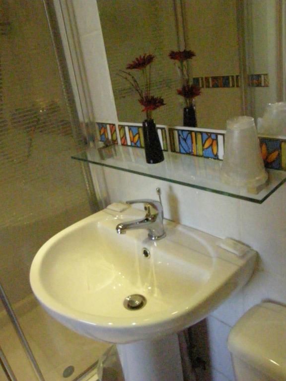 Leonardos pensión Swansea Habitación foto